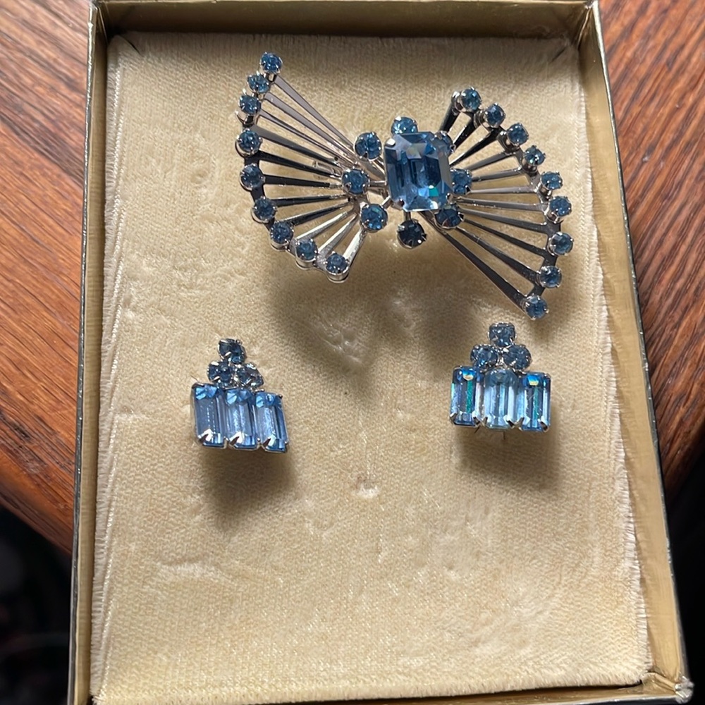 VINTAGE BROOCH & SCREW ON EARRING SET